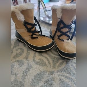 Womans size 10 Sorel snow boots with soft like fur.